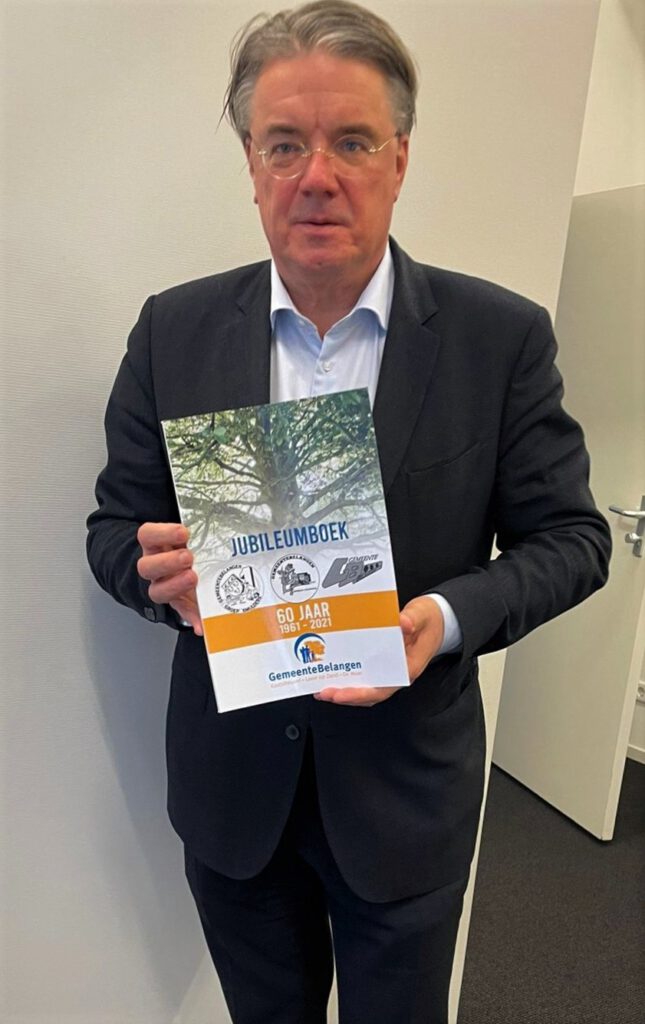 Wim van de Donk ontvangt jubileumboek GB