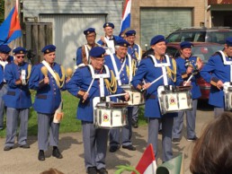 Optreden Drumband Amarant bij lintje voor Wim en Mieke Aussems
